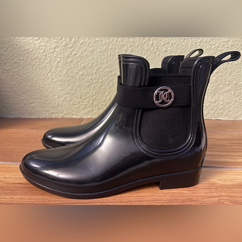 Juicy Couture Tarain Black Chelsea Pull-On Ankle Rain Boots Size: 9